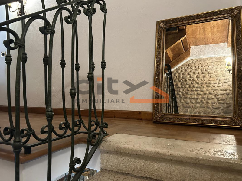 Nelle vicinanze di Bassano del Grappa proponiamo in vendita un meraviglioso rustico ristrutturato...