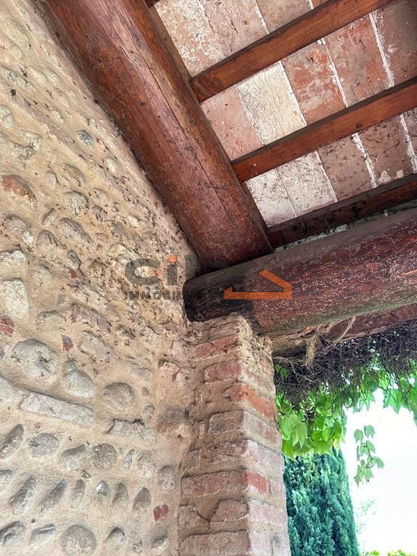 Nelle vicinanze di Bassano del Grappa proponiamo in vendita un meraviglioso rustico ristrutturato...
