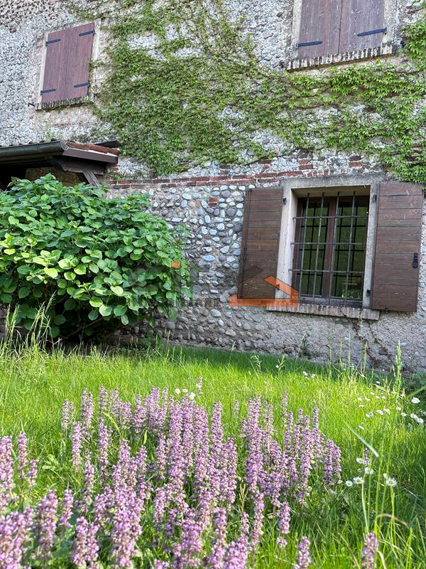 Nelle vicinanze di Bassano del Grappa proponiamo in vendita un meraviglioso rustico ristrutturato...