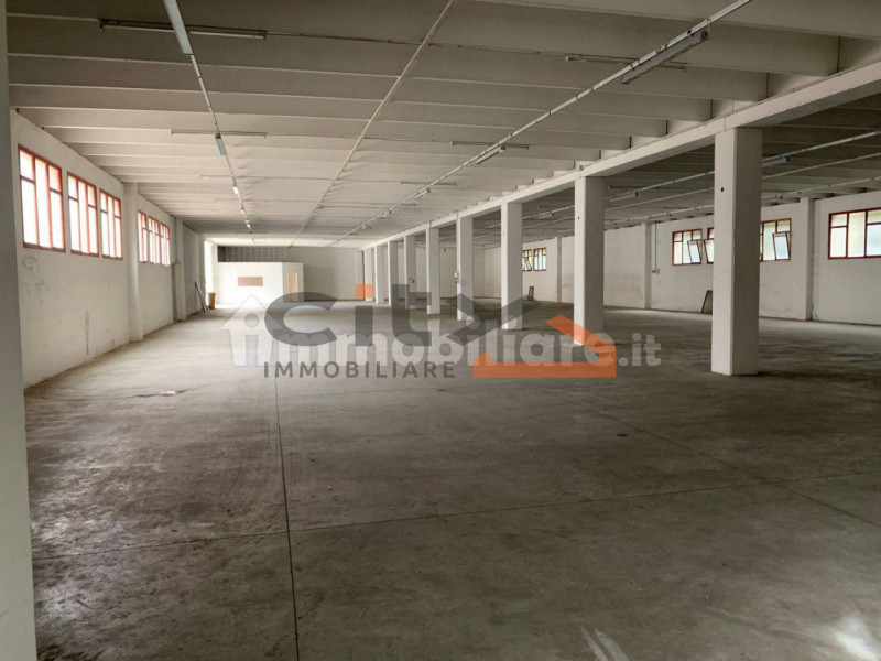Affittasi capannone/magazzino/deposito commerciale al piano seminterrato di circa 1210 mq con pic...