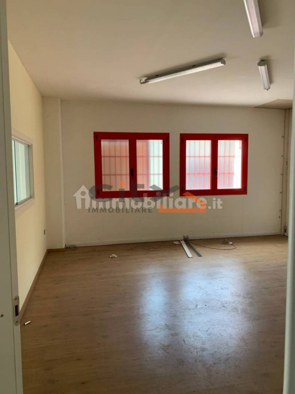 Affittasi capannone/magazzino/deposito commerciale al piano seminterrato di circa 1210 mq con pic...