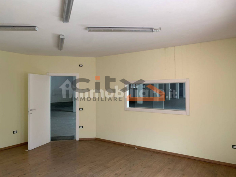 Affittasi capannone/magazzino/deposito commerciale al piano seminterrato di circa 1210 mq con pic...