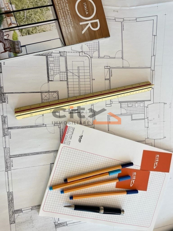 Affittasi capannone/magazzino/deposito commerciale al piano seminterrato di circa 1210 mq con pic...