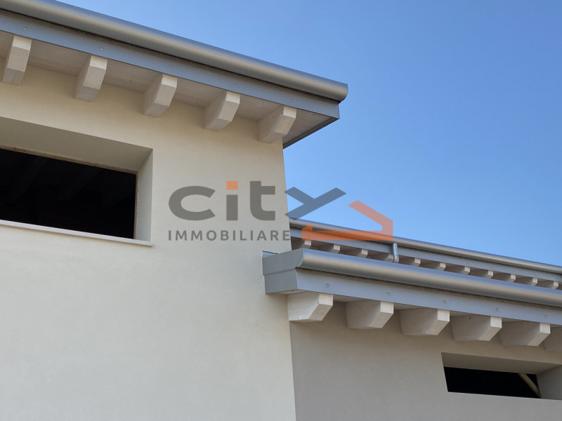 Porzione centrale di casa trifamiliare di nuova costruzione.
Piano terra composta da ampio soggio...