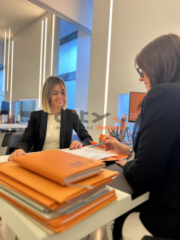 Porzione centrale di casa trifamiliare di nuova costruzione.
Piano terra composta da ampio soggio...