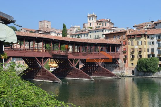 Situato nel cuore di Romano d'Ezzelino, proponiamo un lotto di terreno edificabile di ben 500 mq,...