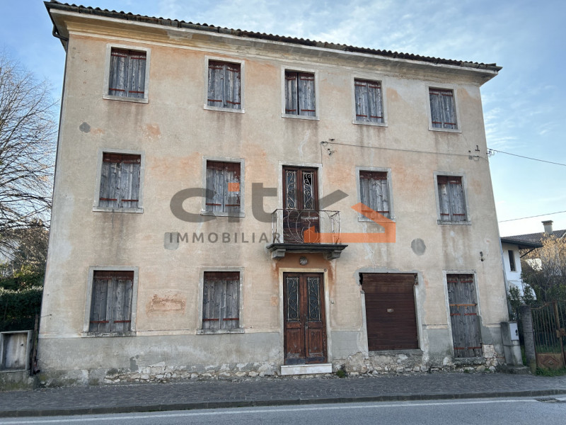 Nel cuore del centro di Romano d'Ezzelino, abbiamo il piacere di presentare in esclusiva un'affas...