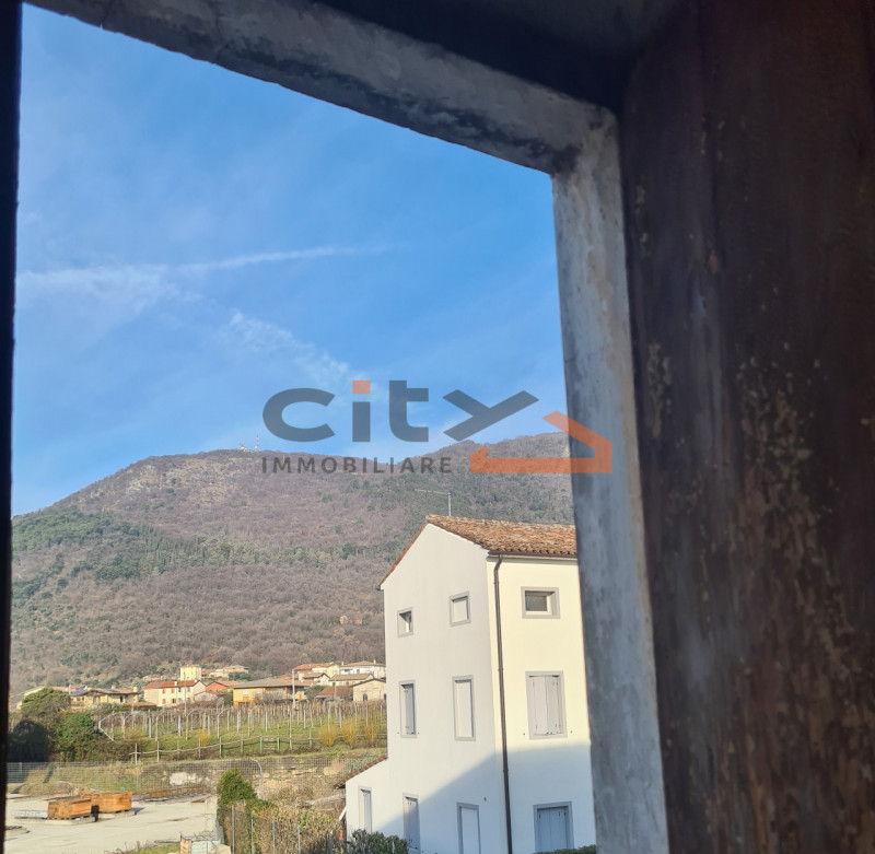 Nel cuore del centro di Romano d'Ezzelino, abbiamo il piacere di presentare in esclusiva un'affas...