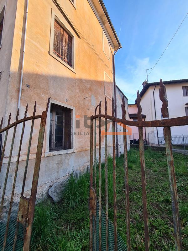 Nel cuore del centro di Romano d'Ezzelino, abbiamo il piacere di presentare in esclusiva un'affas...