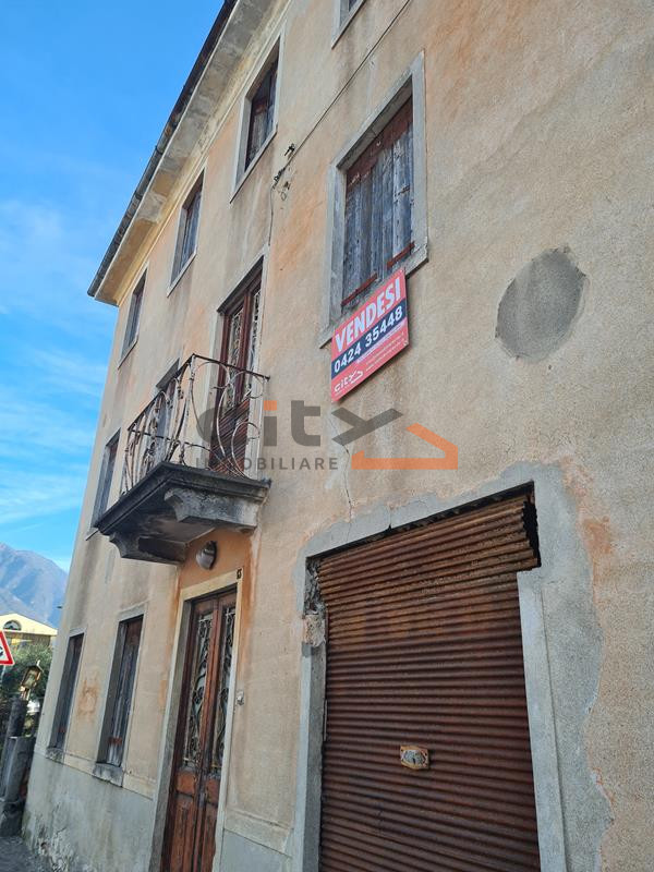 Nel cuore del centro di Romano d'Ezzelino, abbiamo il piacere di presentare in esclusiva un'affas...