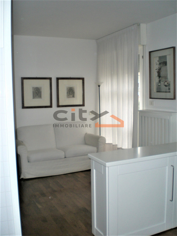 I locatori gradiscono esclusivamente single referenziati. Non sono ammessi animali. La seconda ca...