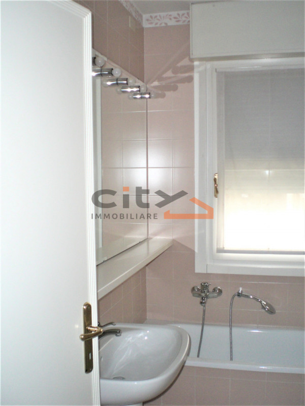 I locatori gradiscono esclusivamente single referenziati. Non sono ammessi animali. La seconda ca...