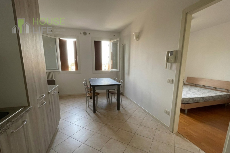 VILLAVERLA: in zona centrale e comoda a tutti i servizi, si AFFITTA MINI APPARTAMENTO ben tenuto ...