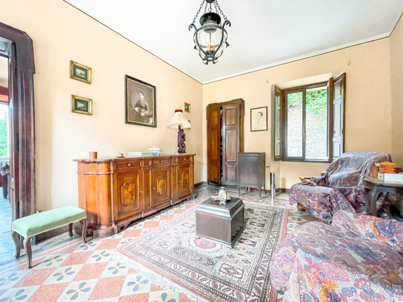 Independente house for sale in Soriso, with internal courtyard