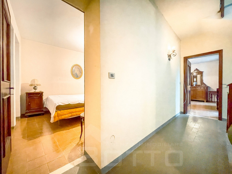 Independente house for sale in Soriso, with internal courtyard