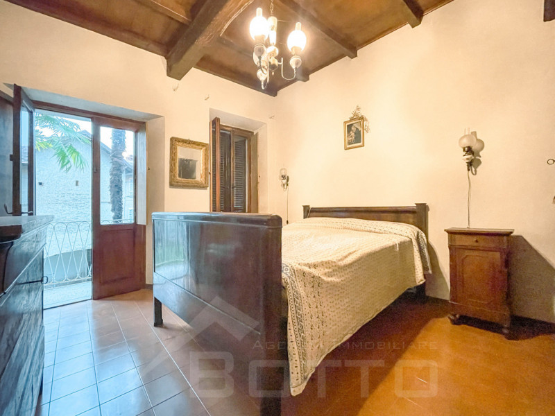 Independente house for sale in Soriso, with internal courtyard