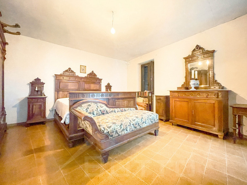 Independente house for sale in Soriso, with internal courtyard