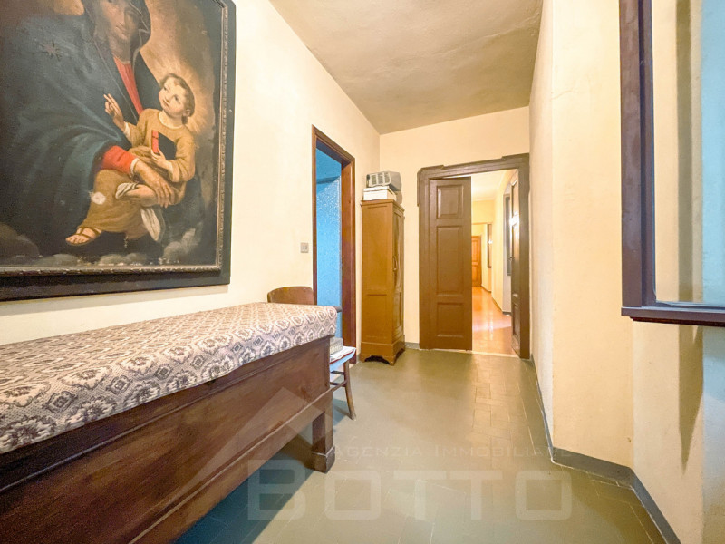 Independente house for sale in Soriso, with internal courtyard