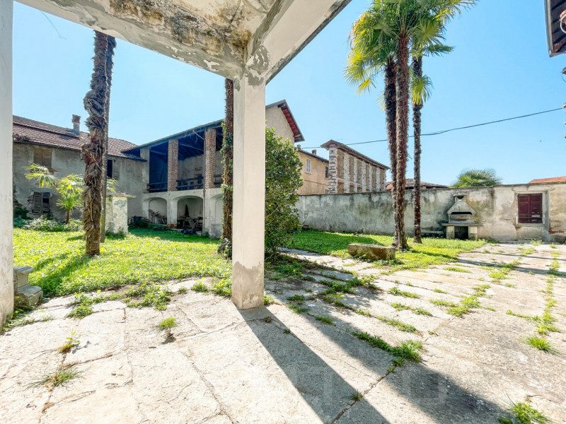 Independente house for sale in Soriso, with internal courtyard