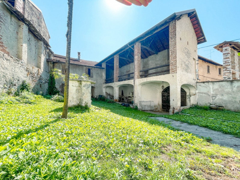 Independente house for sale in Soriso, with internal courtyard