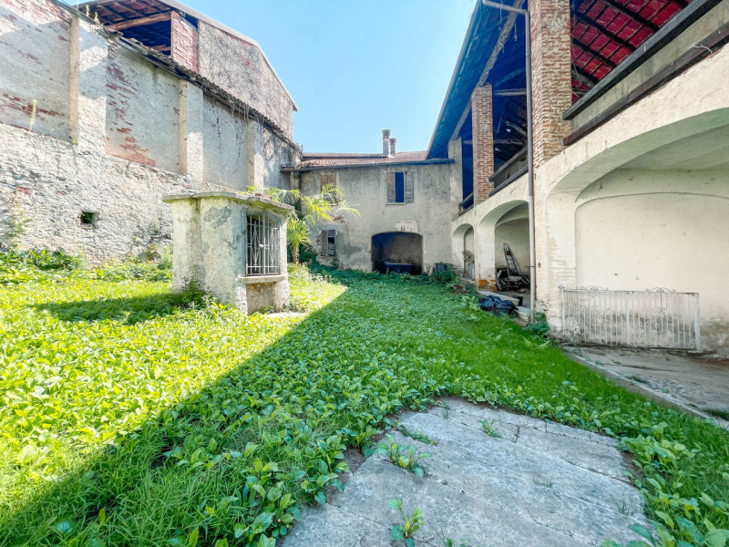 Independente house for sale in Soriso, with internal courtyard