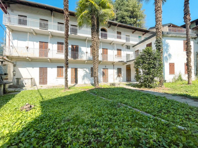 Independente house for sale in Soriso, with internal courtyard