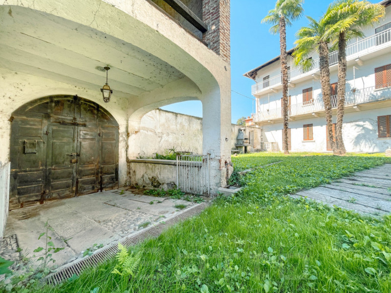 Independente house for sale in Soriso, with internal courtyard