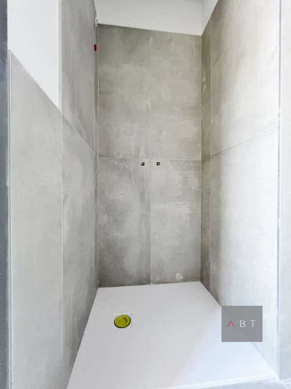 Situato in centro paese, nuovo appartamento con finiture di pregio e composto di: ingresso, soggi...