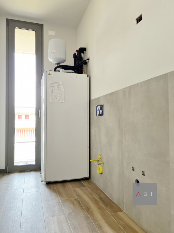 Situato in centro paese, nuovo appartamento con finiture di pregio e composto di: ingresso, soggi...