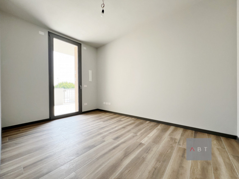 Situato in centro paese, nuovo appartamento con finiture di pregio e composto di: ingresso, soggi...