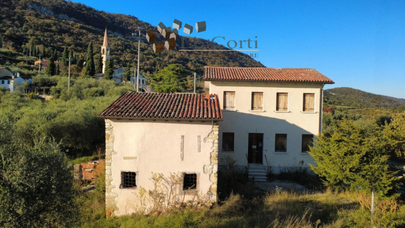 In posizione collinare e molto panoramica, proponiamo in vendita un rustico da ristrutturare nel ...