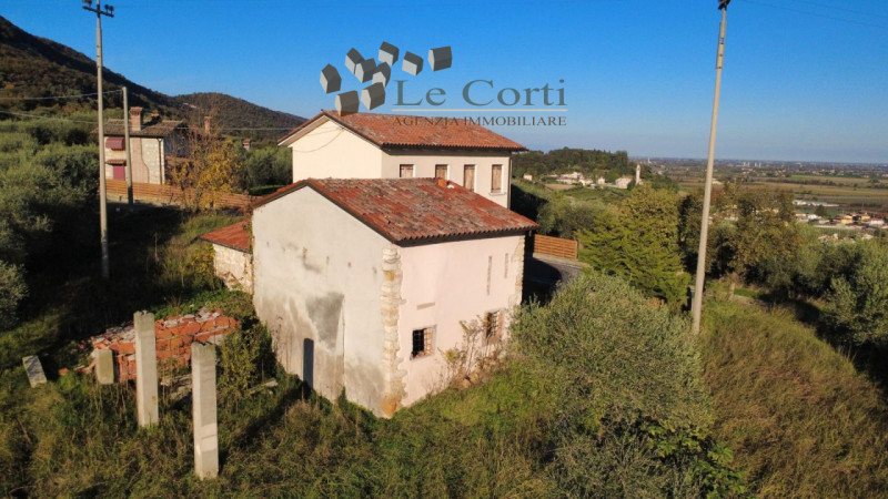 In posizione collinare e molto panoramica, proponiamo in vendita un rustico da ristrutturare nel ...