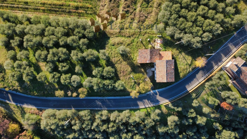 In posizione collinare e molto panoramica, proponiamo in vendita un rustico da ristrutturare nel ...