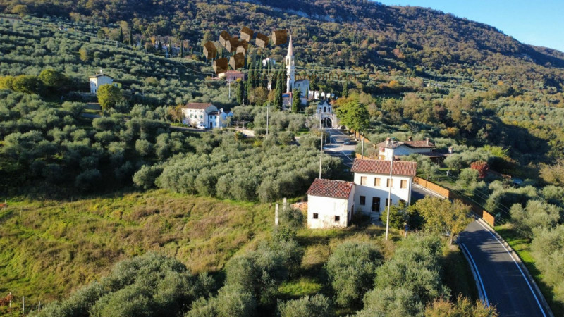 In posizione collinare e molto panoramica, proponiamo in vendita un rustico da ristrutturare nel ...