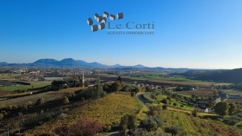 In posizione collinare e molto panoramica, proponiamo in vendita un rustico da ristrutturare nel ...