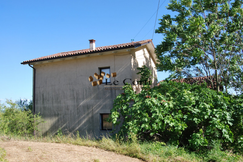 In posizione collinare e molto panoramica, proponiamo in vendita un rustico da ristrutturare nel ...