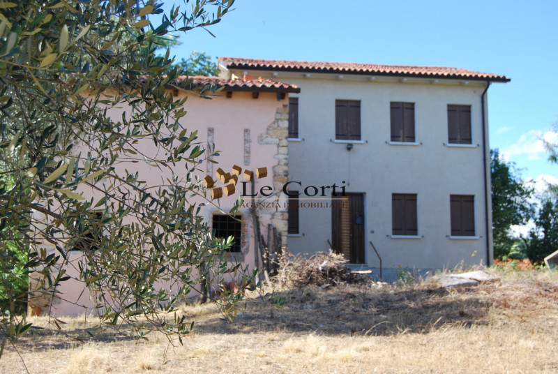 In posizione collinare e molto panoramica, proponiamo in vendita un rustico da ristrutturare nel ...