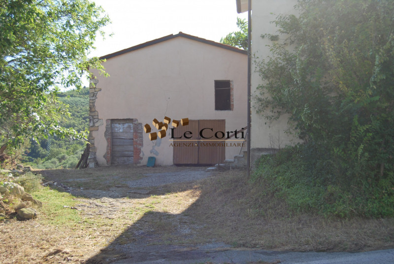 In posizione collinare e molto panoramica, proponiamo in vendita un rustico da ristrutturare nel ...