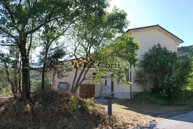 In posizione collinare e molto panoramica, proponiamo in vendita un rustico da ristrutturare nel ...