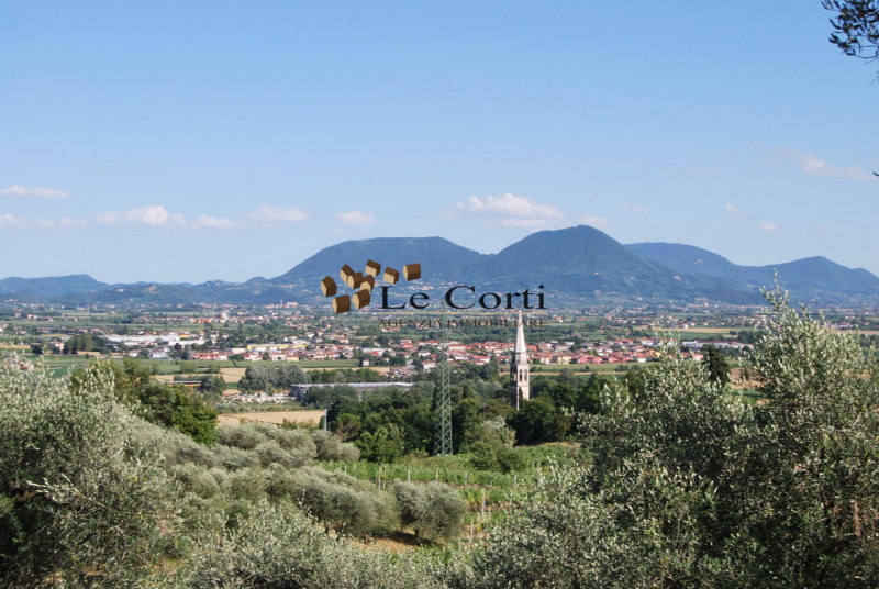 In posizione collinare e molto panoramica, proponiamo in vendita un rustico da ristrutturare nel ...