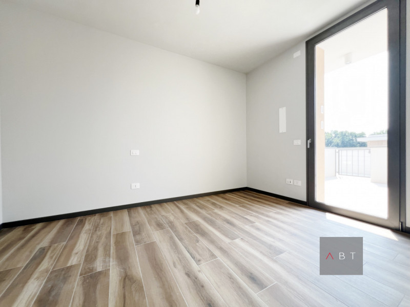 Situata in centro paese, nuova casa a schiera centrale e composta di: ingresso, soggiorno con ang...