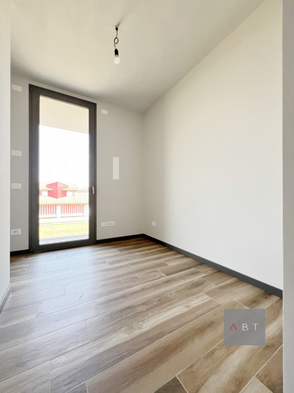 Situata in centro paese, nuova casa a schiera centrale e composta di: ingresso, soggiorno con ang...