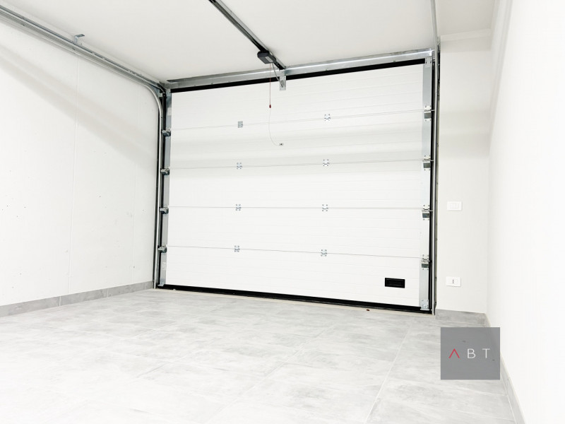 Situata in centro paese, nuova casa a schiera centrale e composta di: ingresso, soggiorno con ang...