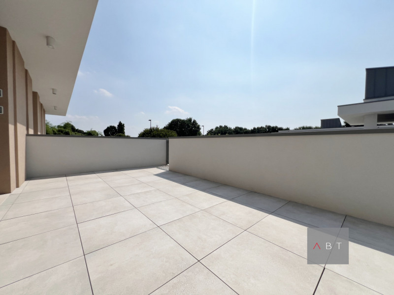 Situata in centro paese, nuova casa a schiera centrale e composta di: ingresso, soggiorno con ang...