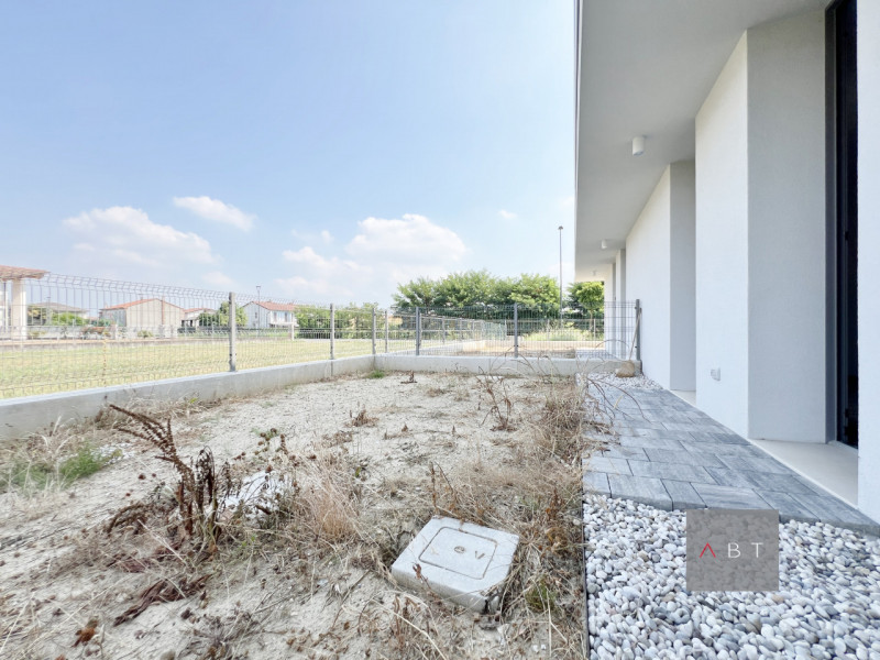 Situata in centro paese, nuova casa a schiera centrale e composta di: ingresso, soggiorno con ang...