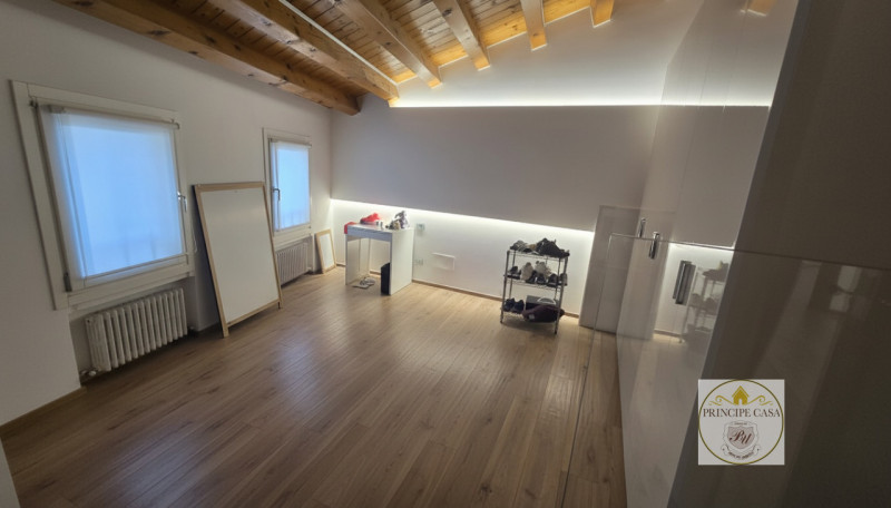 Riferimento Immobile: SE41
Ad Este, in posizione centralissima, e comoda a tutti i servizi, in es...