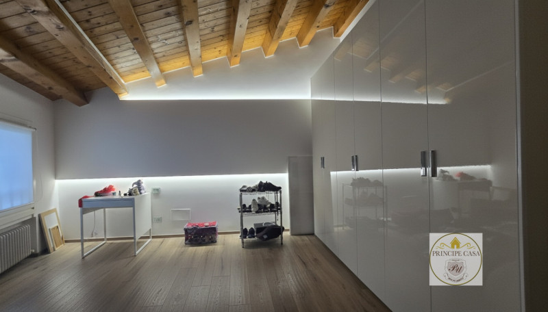 Riferimento Immobile: SE41
Ad Este, in posizione centralissima, e comoda a tutti i servizi, in es...