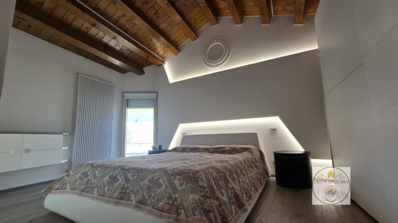 Riferimento Immobile: SE41
Ad Este, in posizione centralissima, e comoda a tutti i servizi, in es...