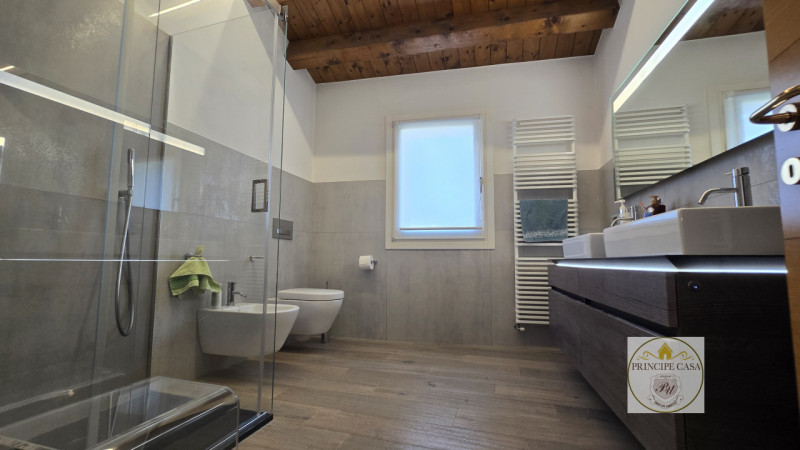 Riferimento Immobile: SE41
Ad Este, in posizione centralissima, e comoda a tutti i servizi, in es...