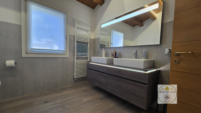 Riferimento Immobile: SE41
Ad Este, in posizione centralissima, e comoda a tutti i servizi, in es...